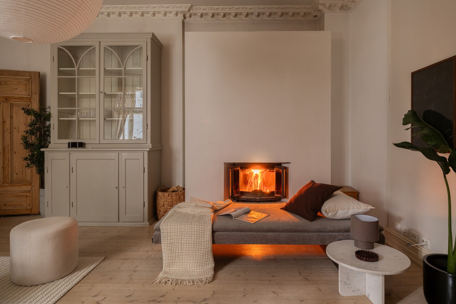 Moderne peis som gir stuen et lunt, eksklusivt utrykk. Galleribilde