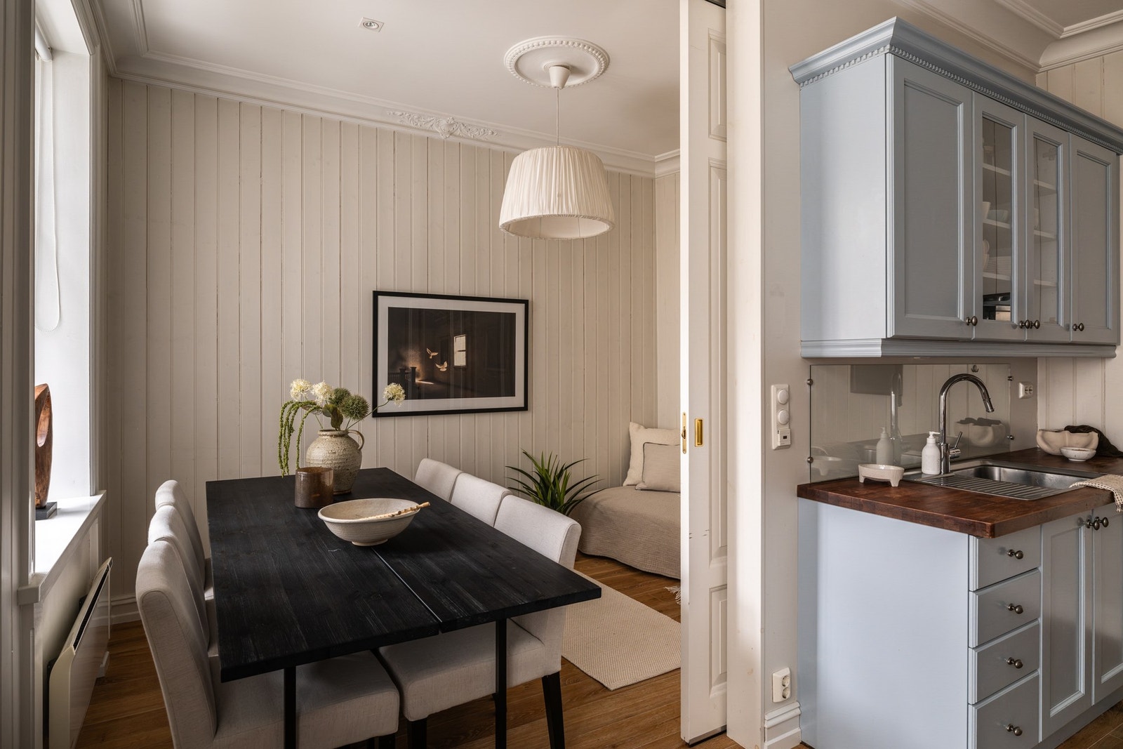 God plass til stort spisebord og seng/daybed. Galleribilde