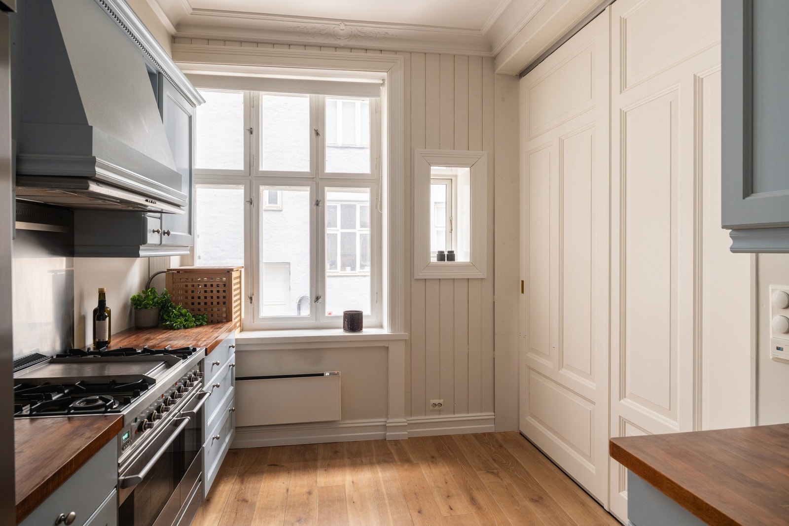 En stor spesialdesignet skyvedør gir fleksibel spisestue/soveroms-løsning. Galleribilde