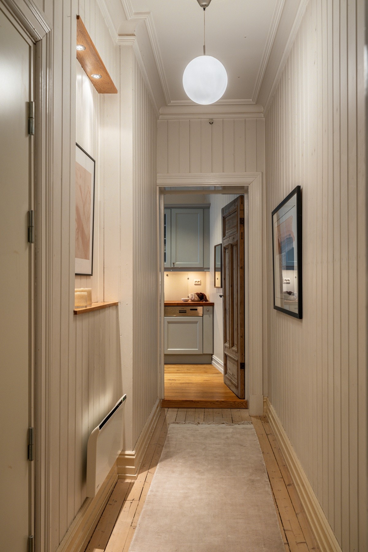 Hyggelig gang mellom stue og kjøkken. Galleribilde