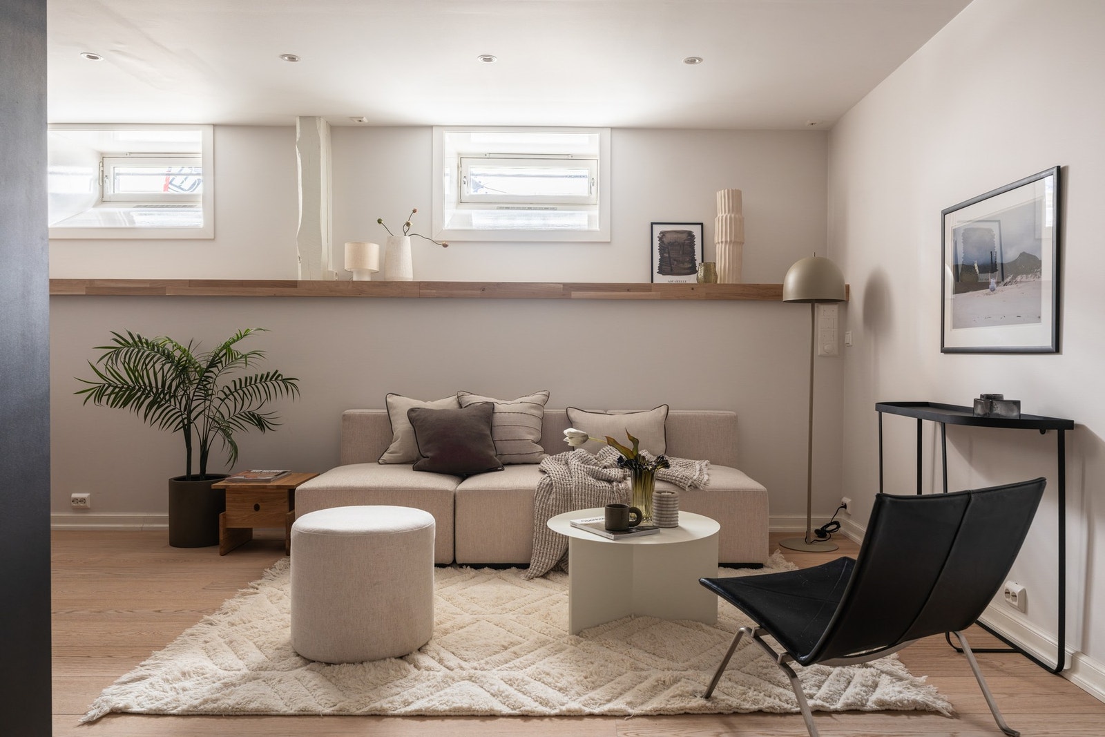 Arealet har god takhøyde, downlights og eikeparkett med gulvvarme. Galleribilde