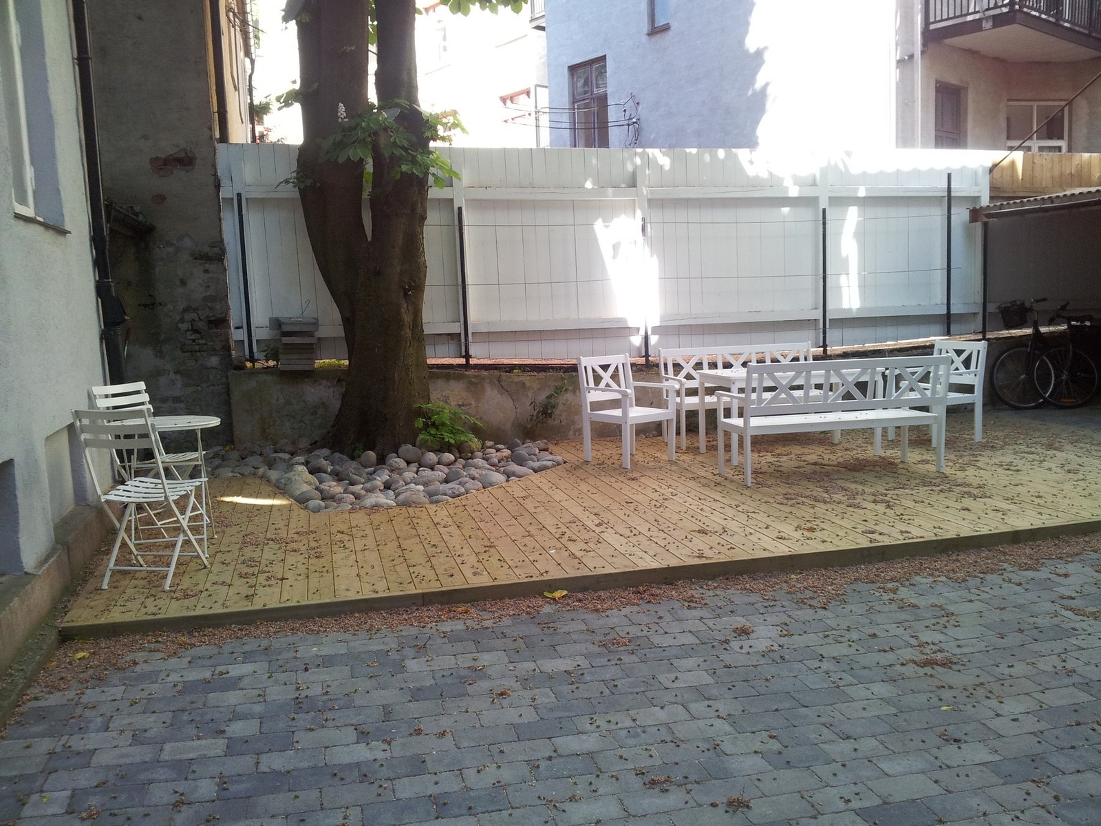 Rolig bakgård med stort kastanjetre Galleribilde