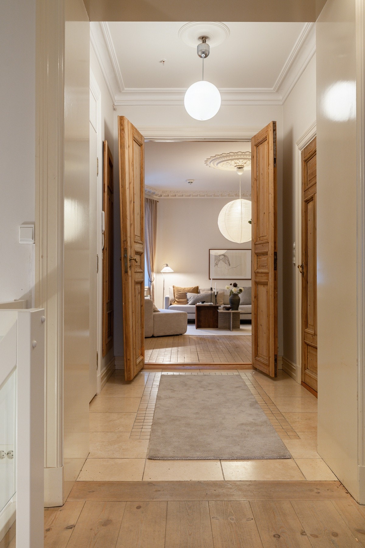 Lys og romslig entré med god bredde, vakre tredører og klassiske detaljer. Italiensk limestone gulv med varme gir et lunt førsteinntrykk. Galleribilde