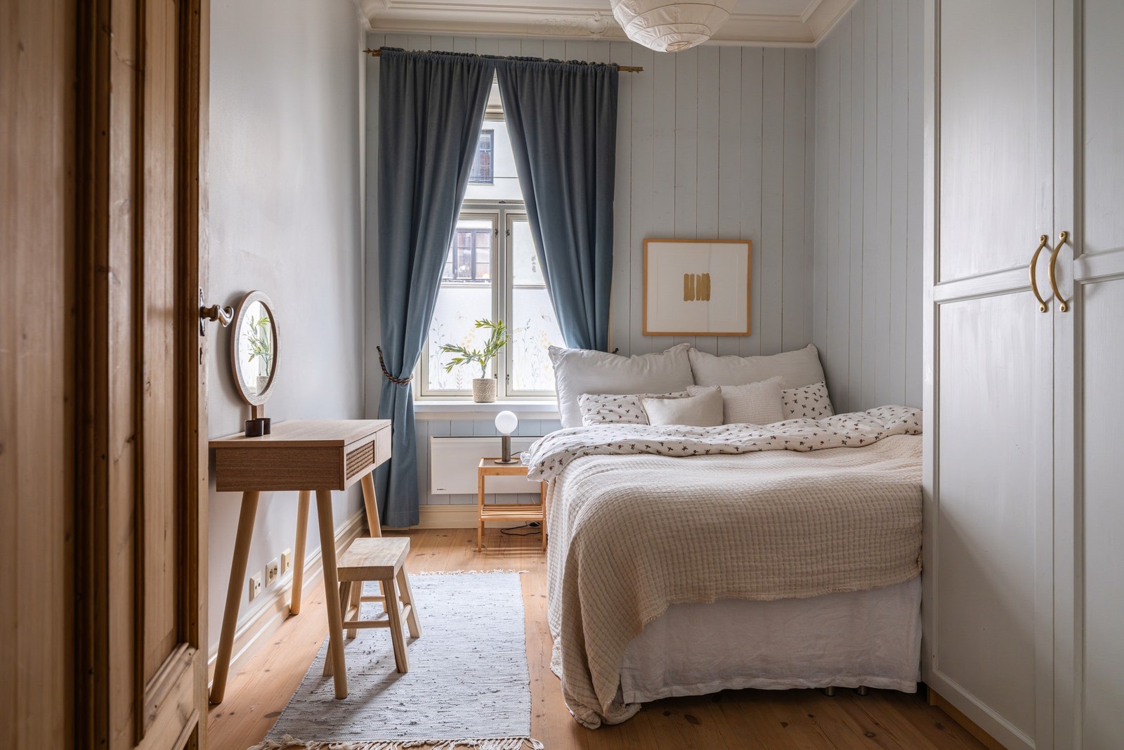 Soverom med plass til dobbeltseng og garderobeløsning. Rommet egner seg godt som soverom, barnerom og hjemmekontor. Galleribilde