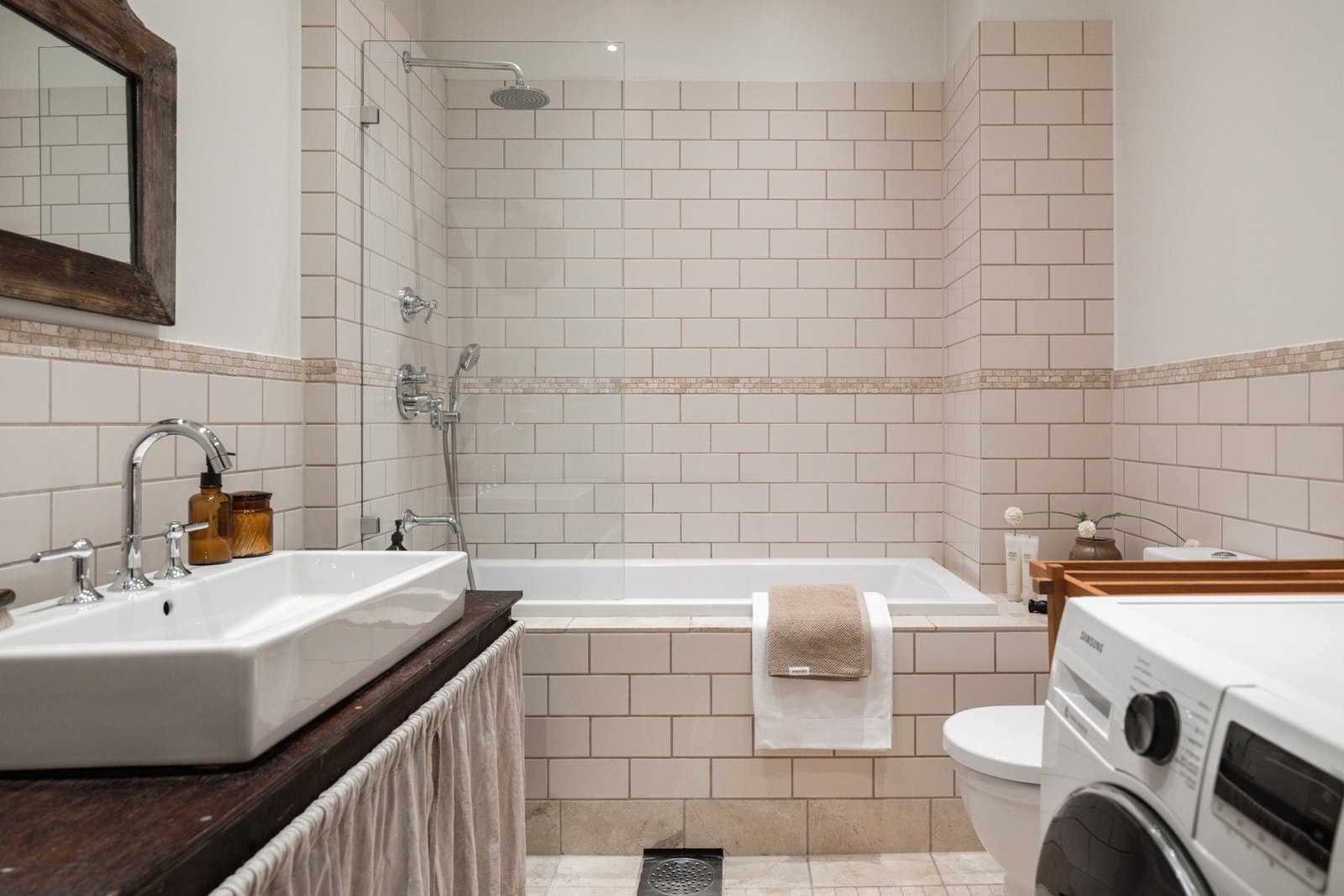 Flislagt bad med gulvvarme, downlights, rainshower og eksklusive armatur fra Grohe. Opplegg for vaskemaskin. Galleribilde