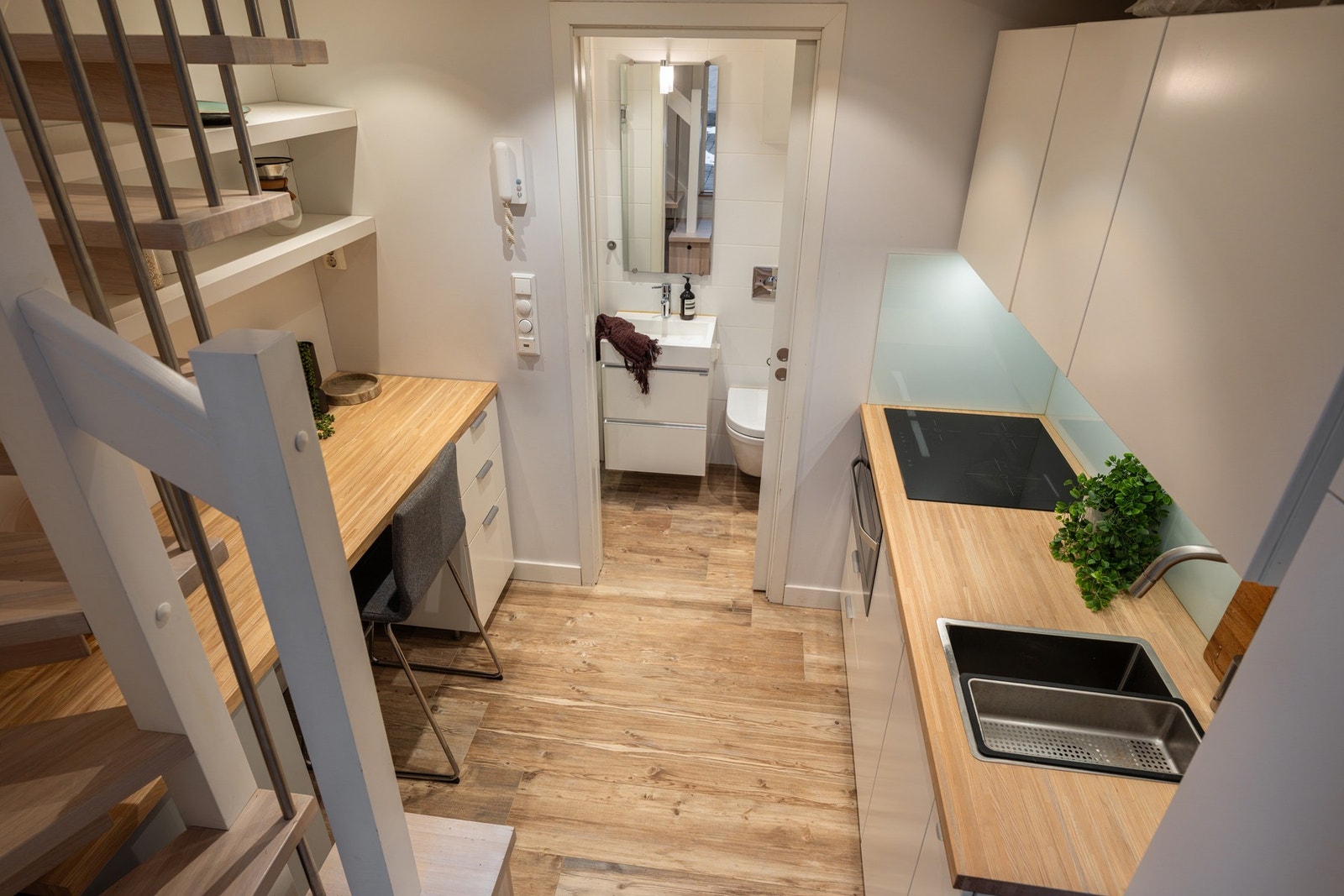 Effektivt utnyttet areal med kjøkkeninnredning og kombinert spiseplass/kontorplass med ankomst til bad. Galleribilde