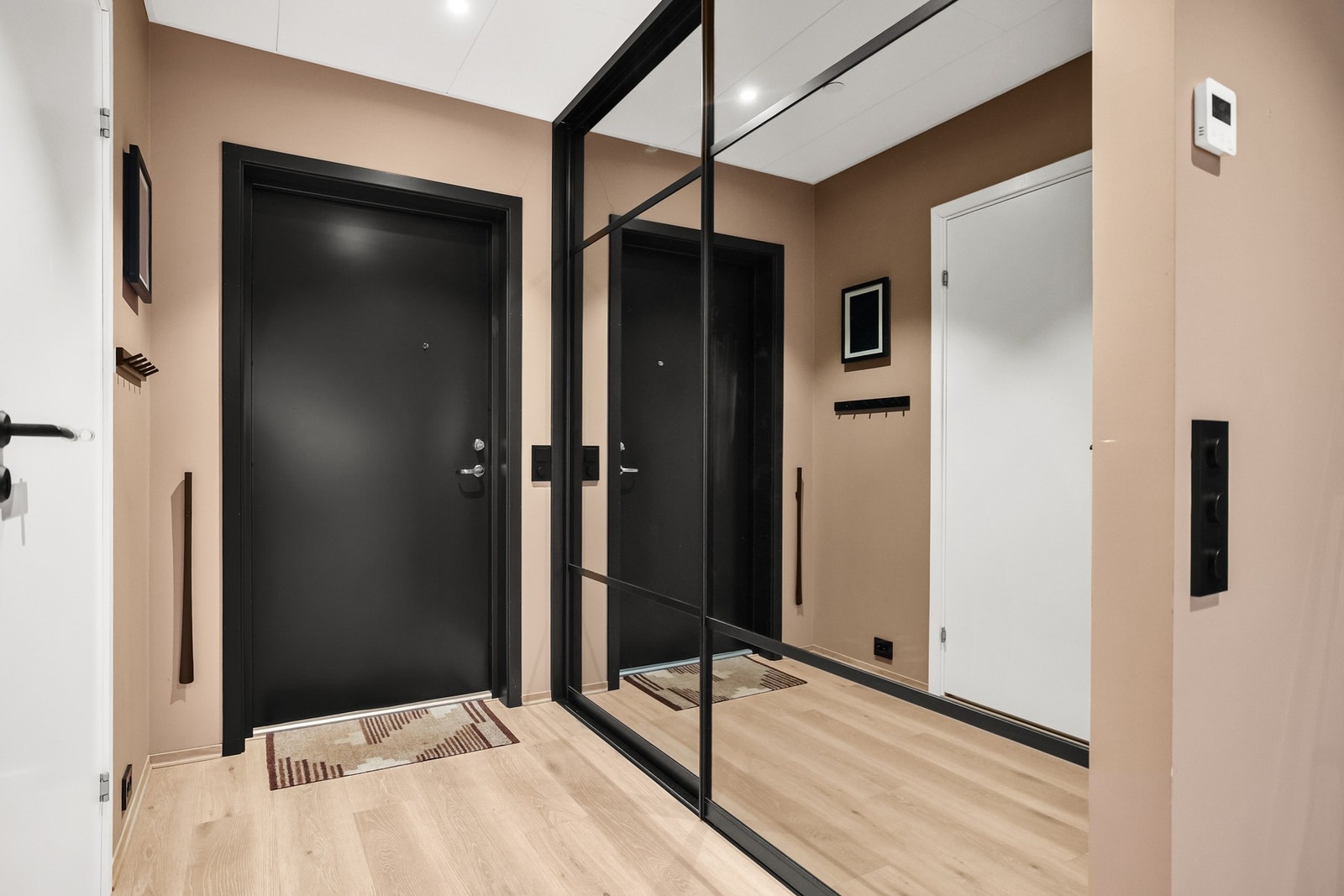 Inne blir du møtt av en entré som gir et godt førsteinntrykk av leiligheten. Galleribilde