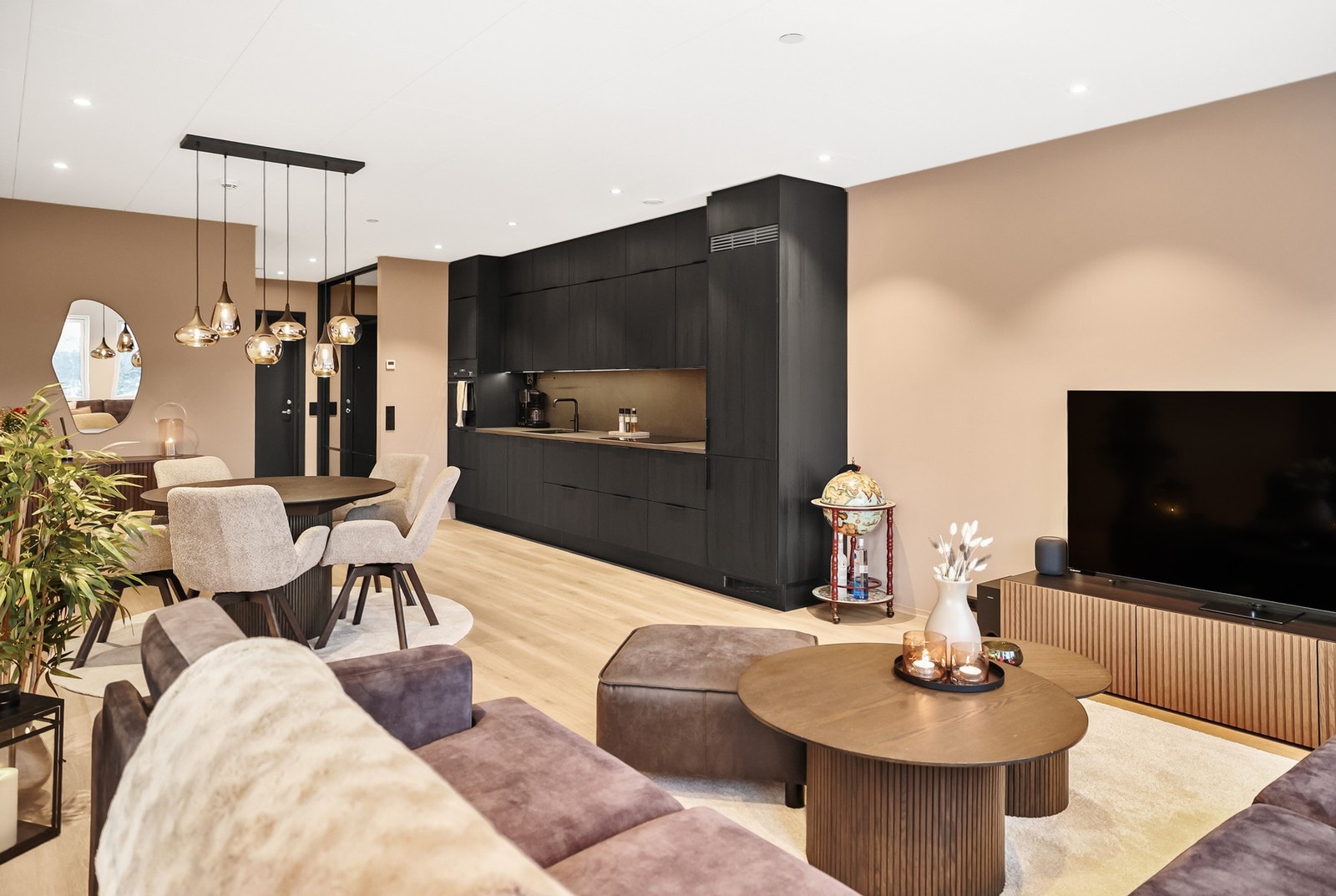 Kjøkkenet har integrert stekeovn, platetopp, oppvaskmaskin, vannkoker og kjøleskap med fryser. Galleribilde