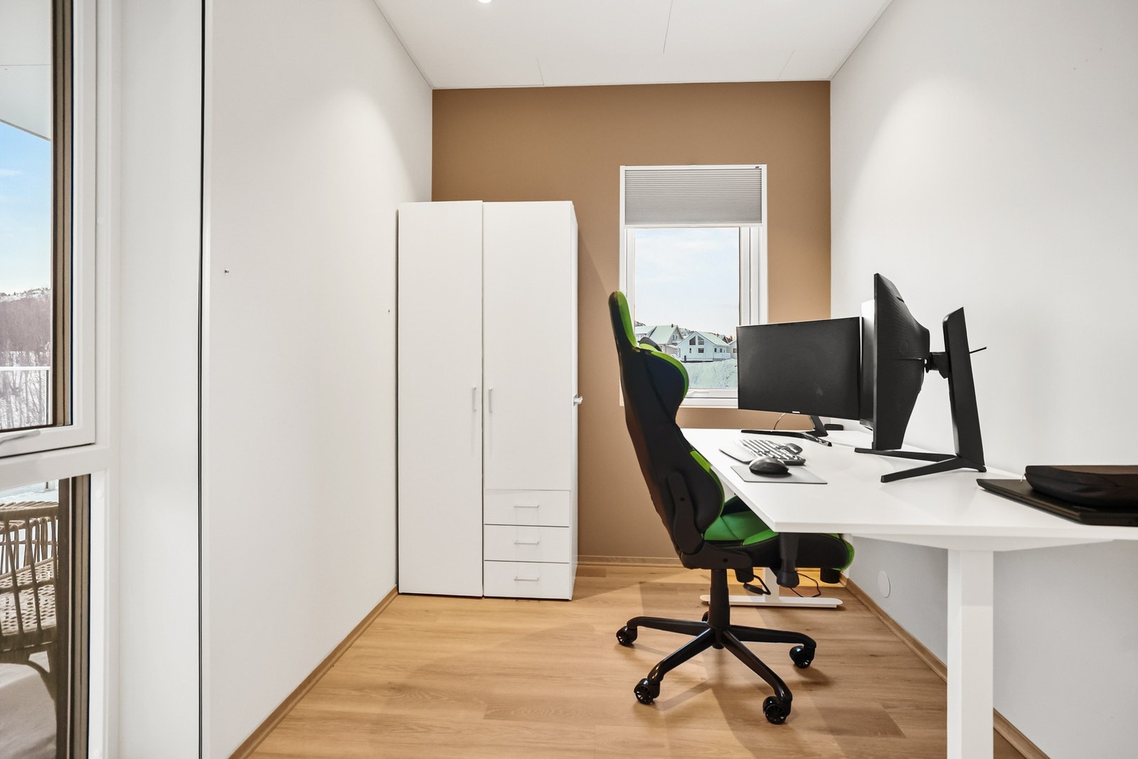 Begge soverommene har god plass til seng, nattbord og annet ønsket møblement. Galleribilde