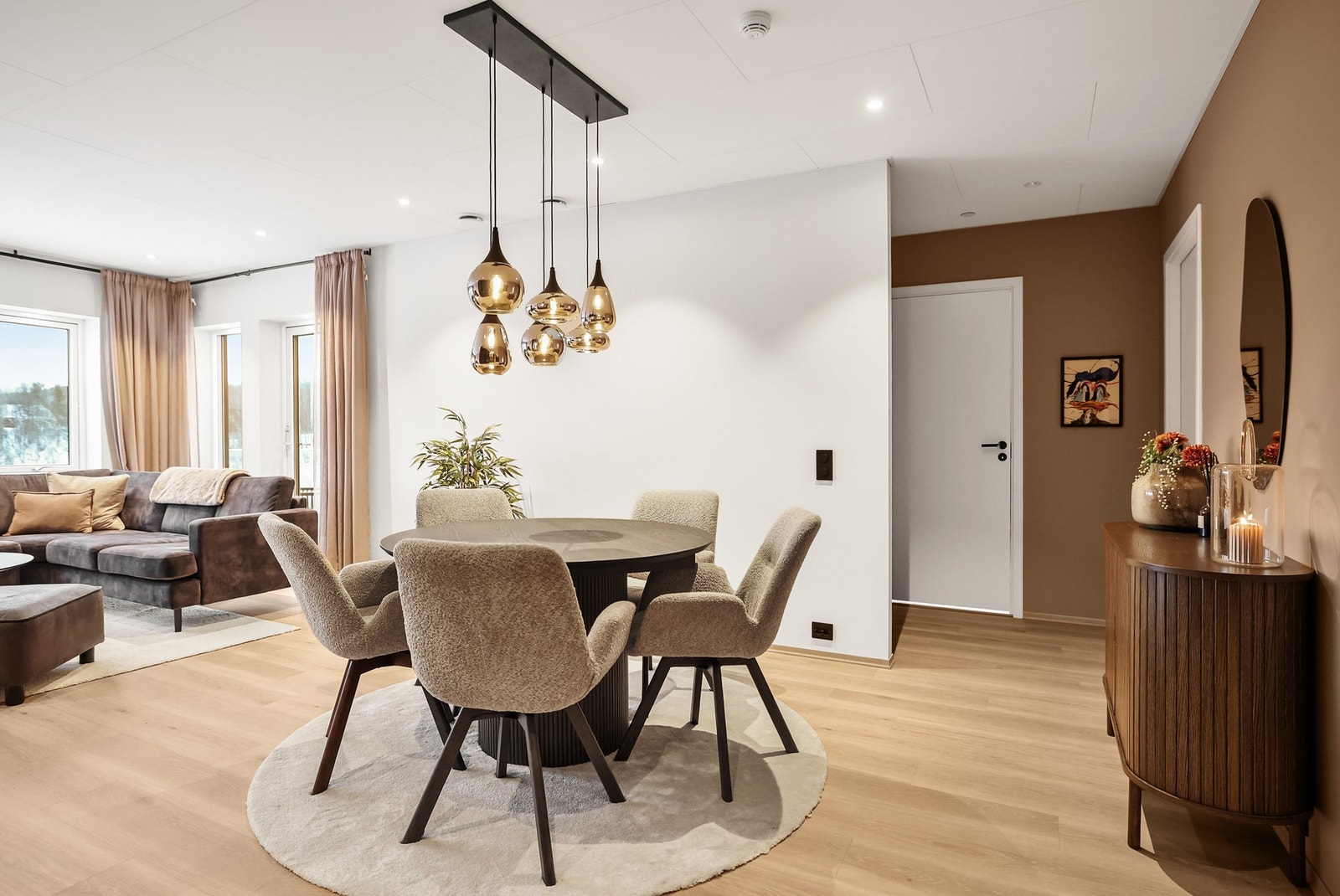 Det er god plass til en spisebord med tilhørende stoler. Galleribilde