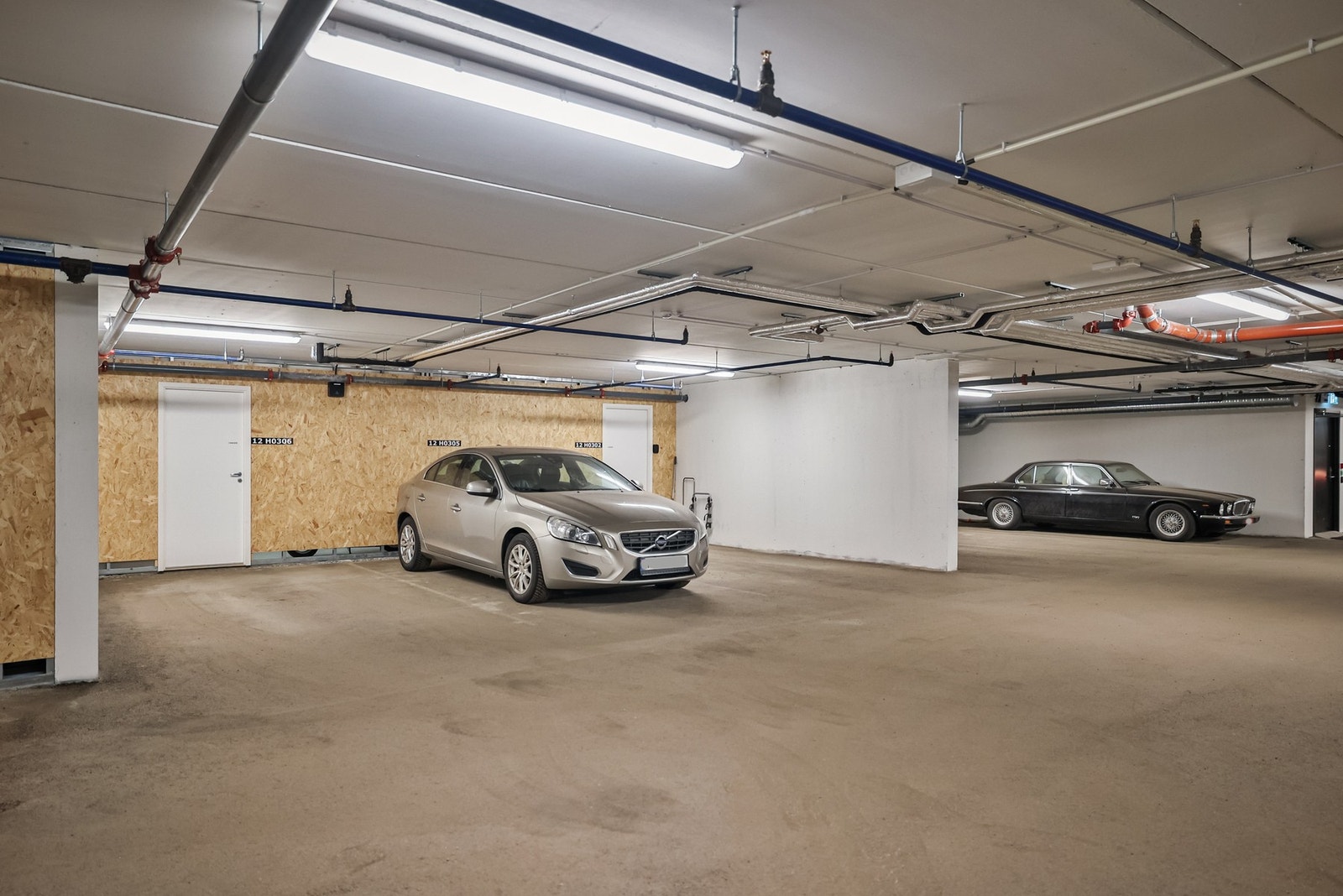 Det medfølger en parkeringsplass i felles garasjeanlegg. Galleribilde