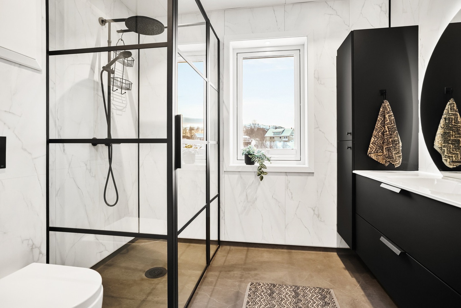 Det er vegghengt servantinnredning med speil med baklys. I tillegg er det to vegghengt høyskap som sørger for ekstra oppbevaringsplass. Galleribilde