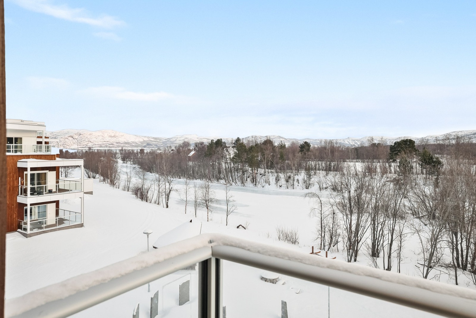 Fra stue er det adkomst til en trivelig balkong. Galleribilde