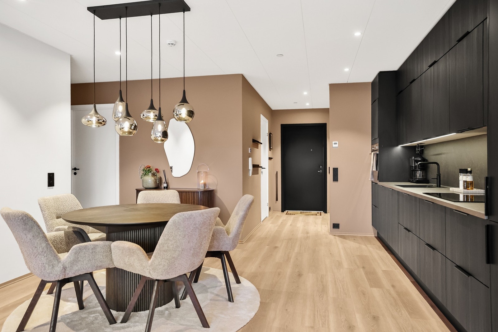 Moderne, åpen kjøkkenløsning med innredning fra HTH. Galleribilde