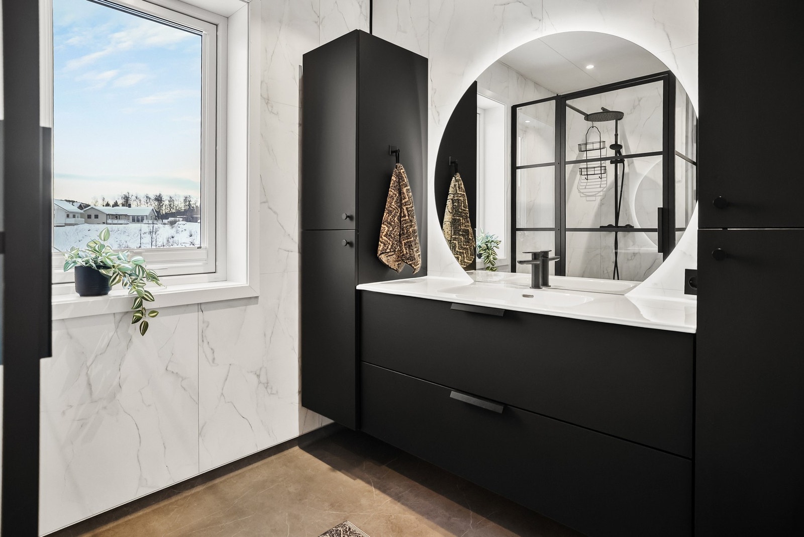 Baderom med behagelig gulvvarme. Galleribilde