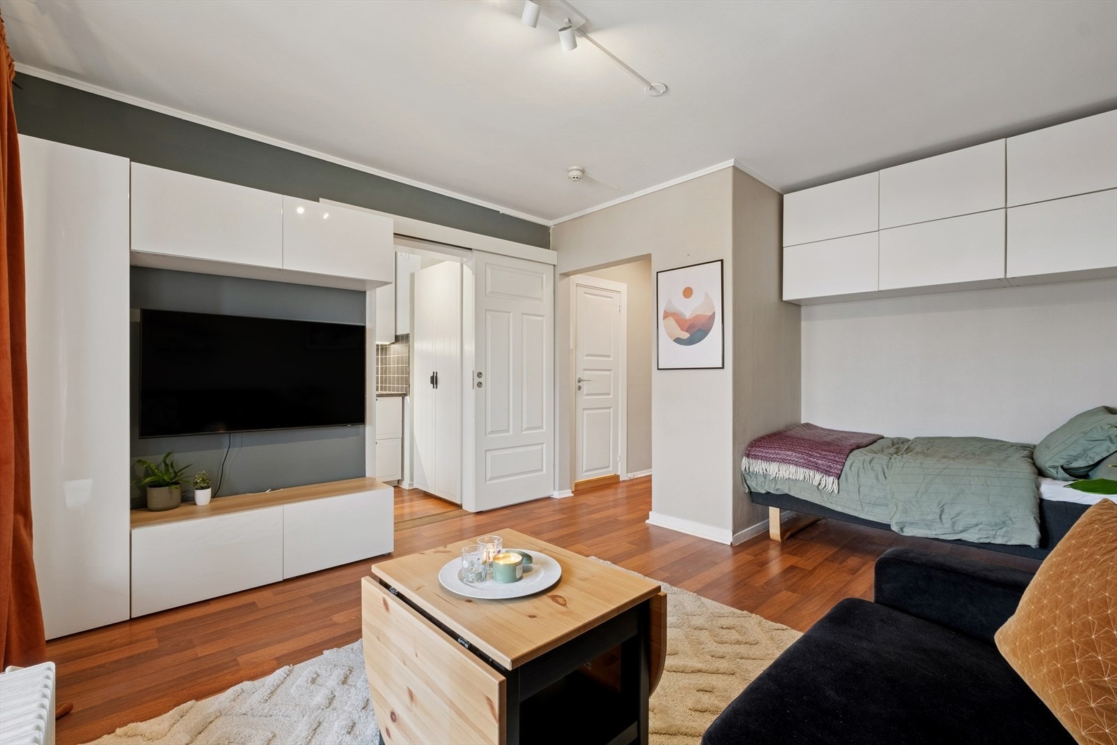 Stue med gode møbleringsmuligheter og en trivelig atmosfære som gir rom for fleksible innredningsløsninger. Galleribilde