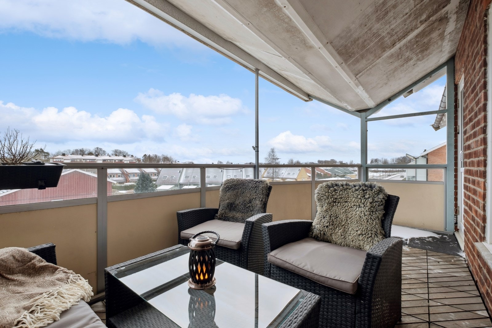 Solrik og skjermet balkong med fin utsikt og ingen innsyn Galleribilde