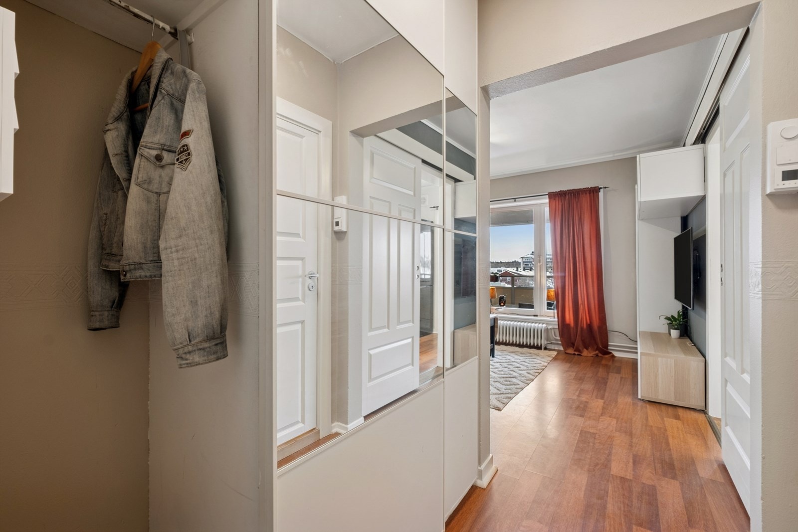 Gang med skyvedørsgarderobe og plass til oppheng av jakker og skohyller Galleribilde