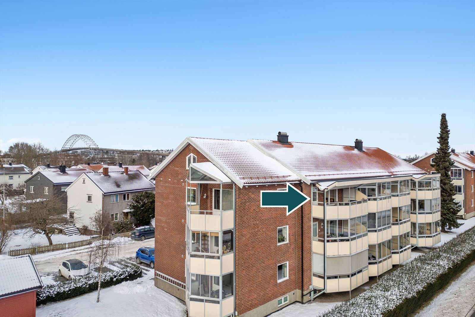 Leiligheten ligger i 3. etasje, med fint utsyn og usjenert, overbygd balkong Galleribilde