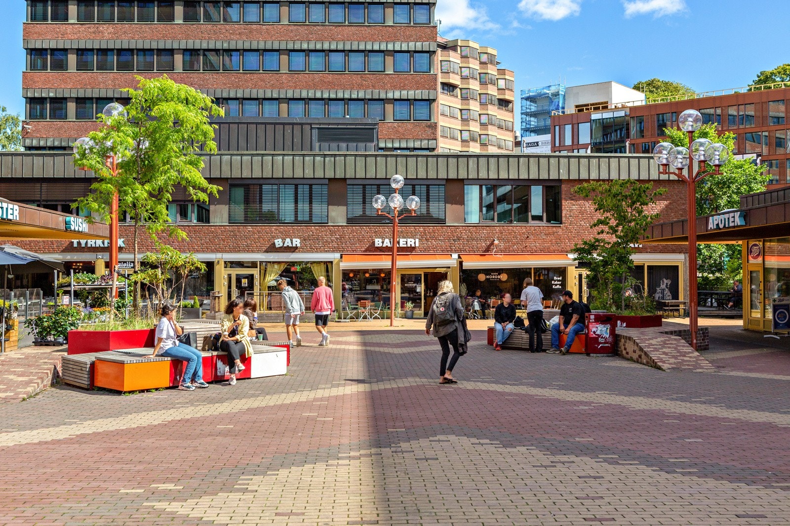 Tøyen torg med spisesteder, butikker og bibliotek. Tøyenbadet og botanisk hage like ved. Galleribilde