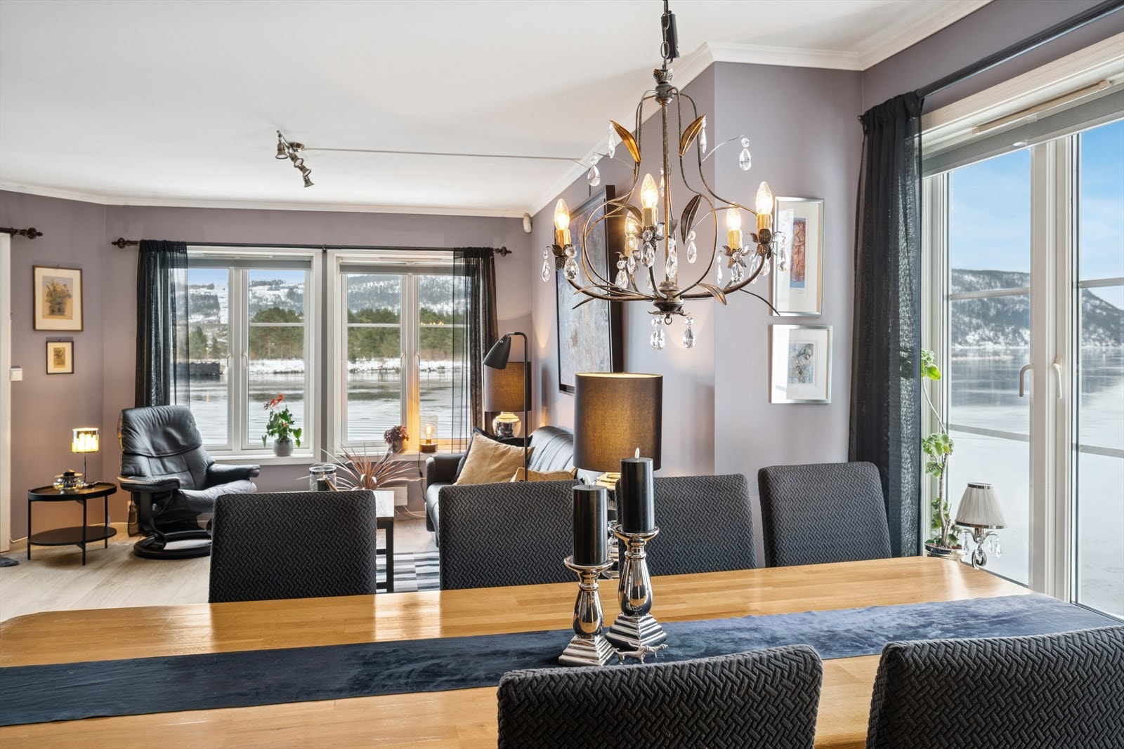 Leiligheten ligger i enden som gir ekstra dagslys via flere vinduer Galleribilde