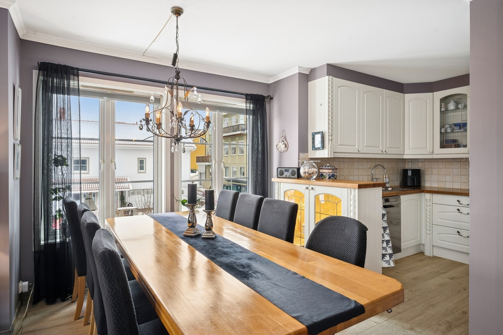 Ved kjøkkenet har man god plass til stort spisebord Galleribilde