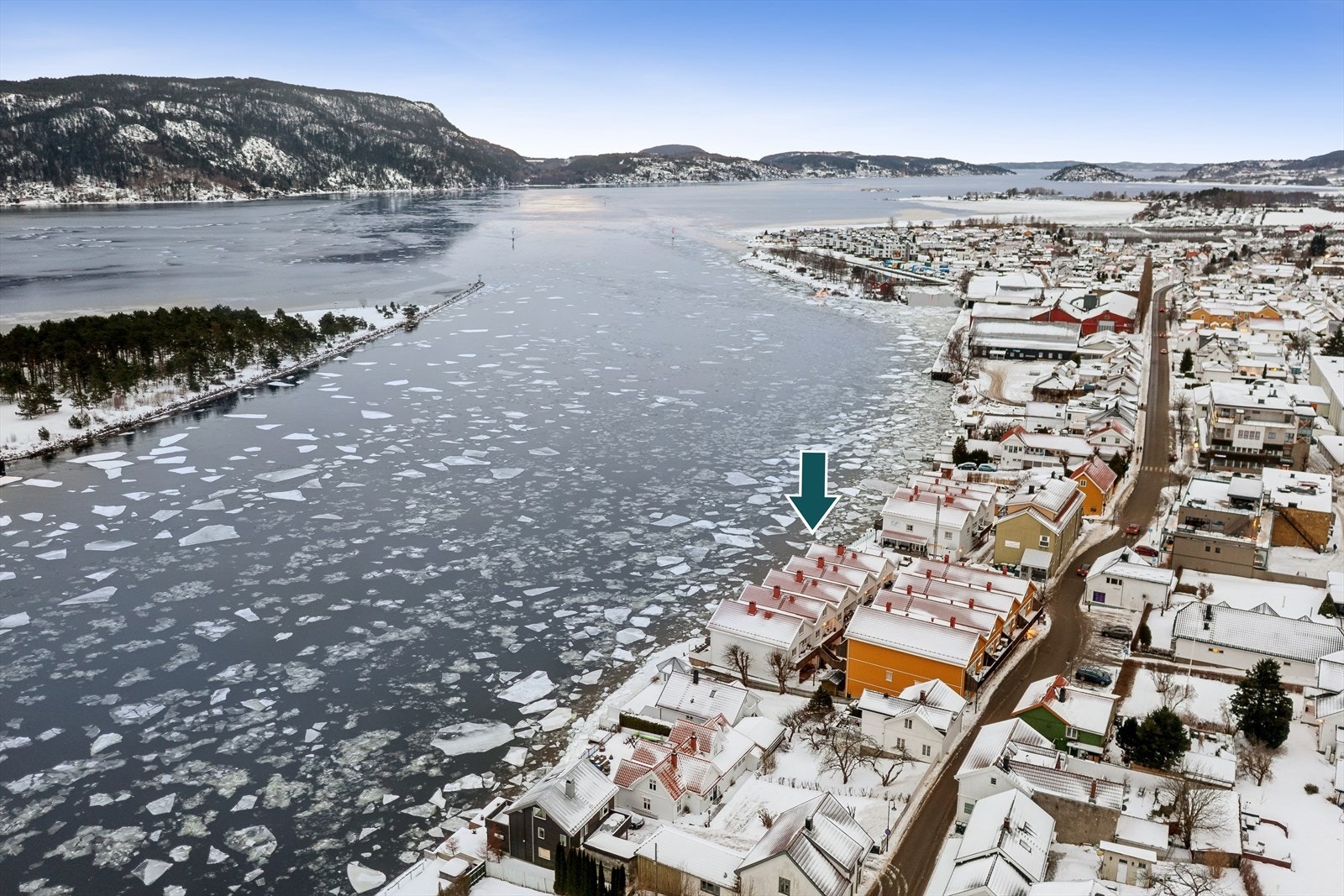 Enkel tilgang til offentlig kommunikasjon og gode forbindelser videre mot både Drammen og Vestfold-siden via Svelvik-Verket-fergen. Galleribilde