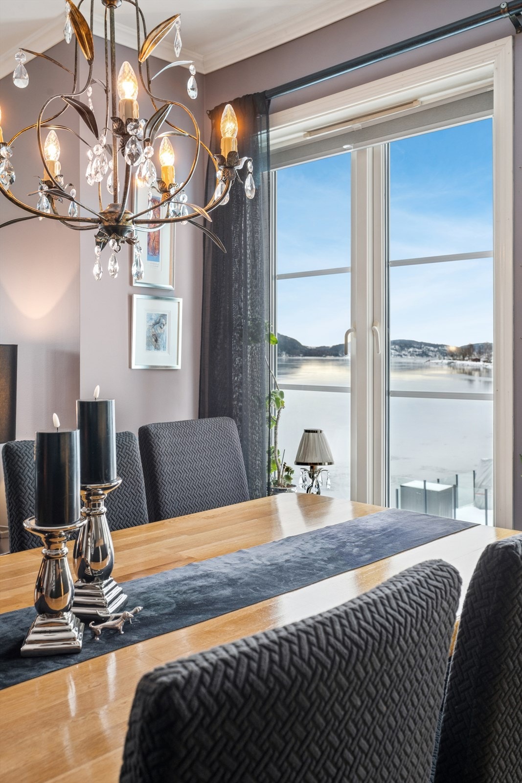 Nydelig utsyn mot fjorden Galleribilde