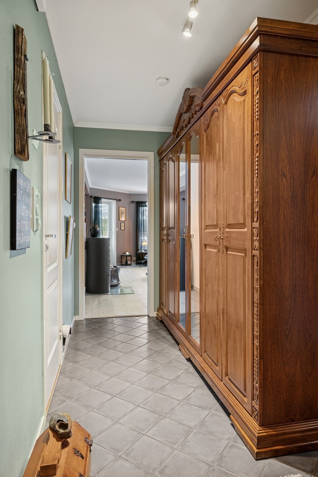 Velkommen inn i entré med stor garderobe Galleribilde