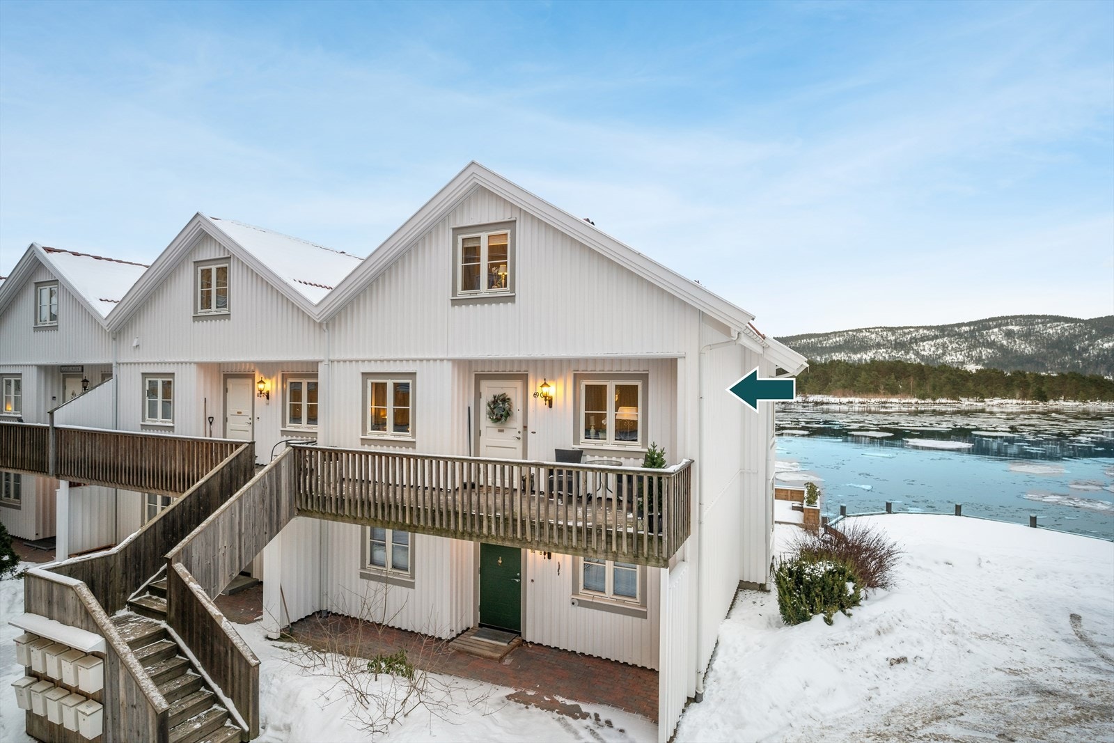 Leiligheten har adkomst via utvendig trapp felles med naboen Galleribilde