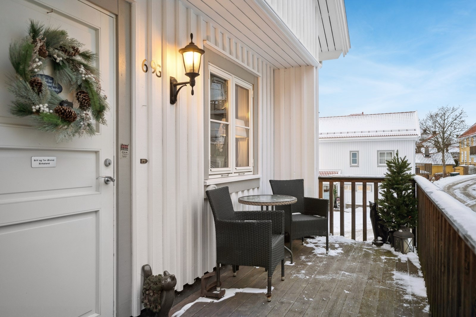 Uteplass foran inngangsparti med ettermiddags- og kveldssol midtsommers Galleribilde