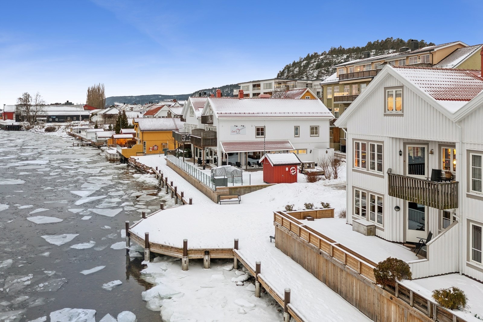 En rolig beliggenhet nær vannkanten gir en spesiell atmosfære året rundt Galleribilde