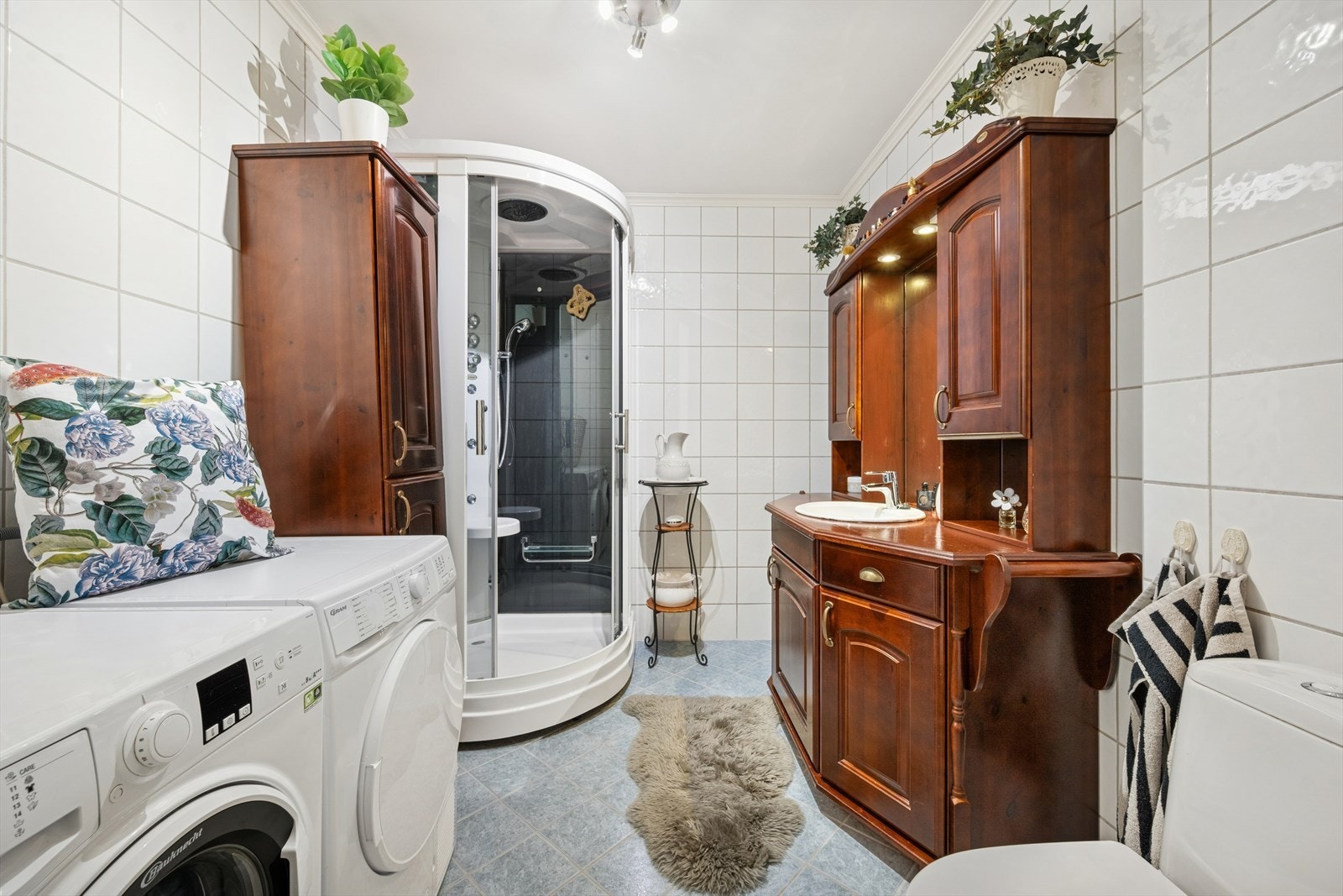 Flislagt bad med varmekabler. Godt med lagringsplass i innredning. Galleribilde