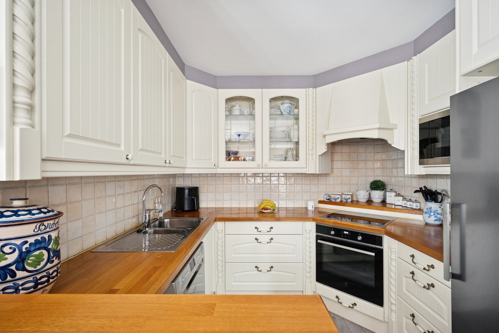 Koselig kjøkken med integrert komfyr/induksjonstopp og micro Galleribilde