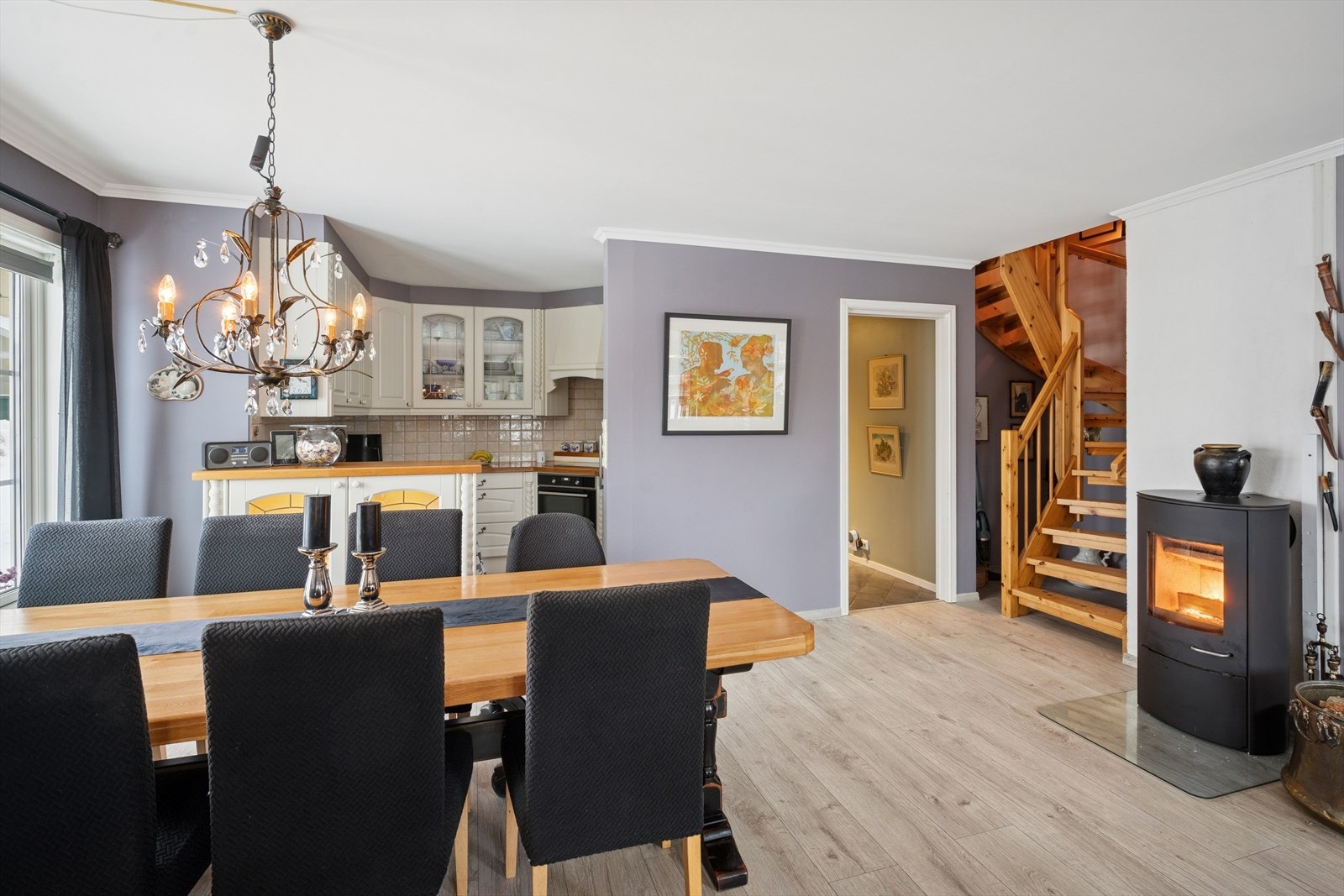 Kjøkkenet ligger i delvis åpen løsning til stuen Galleribilde