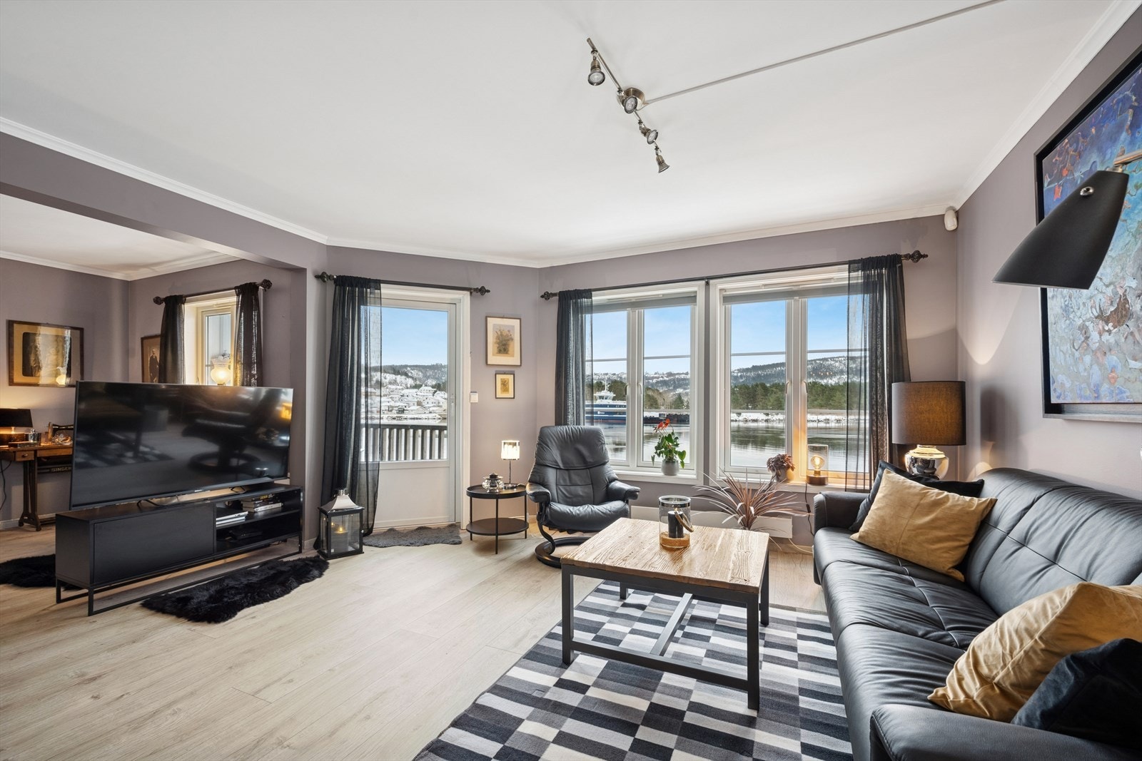 Stuen er utvidet der det iht. godkjente tegninger var tegnet inn et soverom Galleribilde