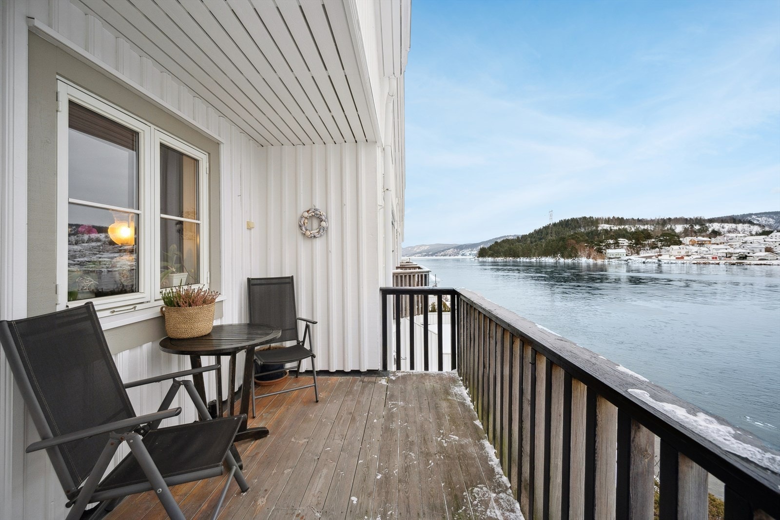 Koselig balkong med morgensol Galleribilde