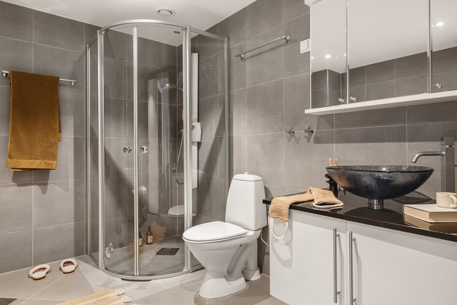 - Badet er innredet med baderomsmøblement, dusjhjørne, gulvstående toalett og opplegg for vaskemaskin og tørketrommel - Galleribilde