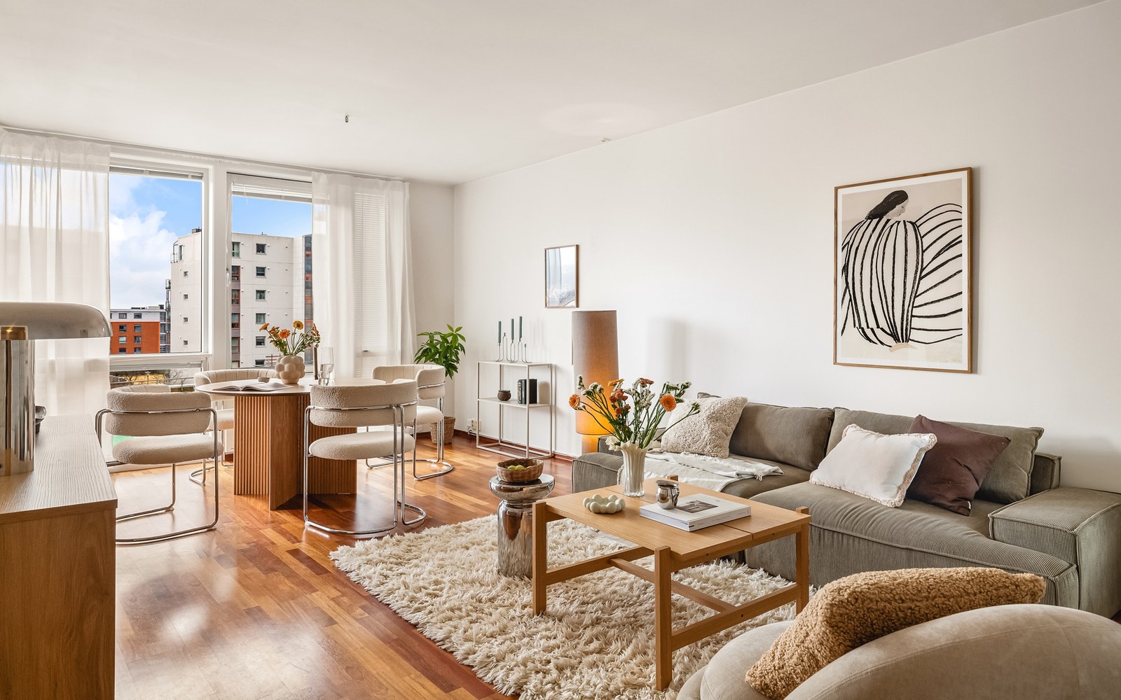 - Det er god plass til både sofagruppe og spisebord - Galleribilde