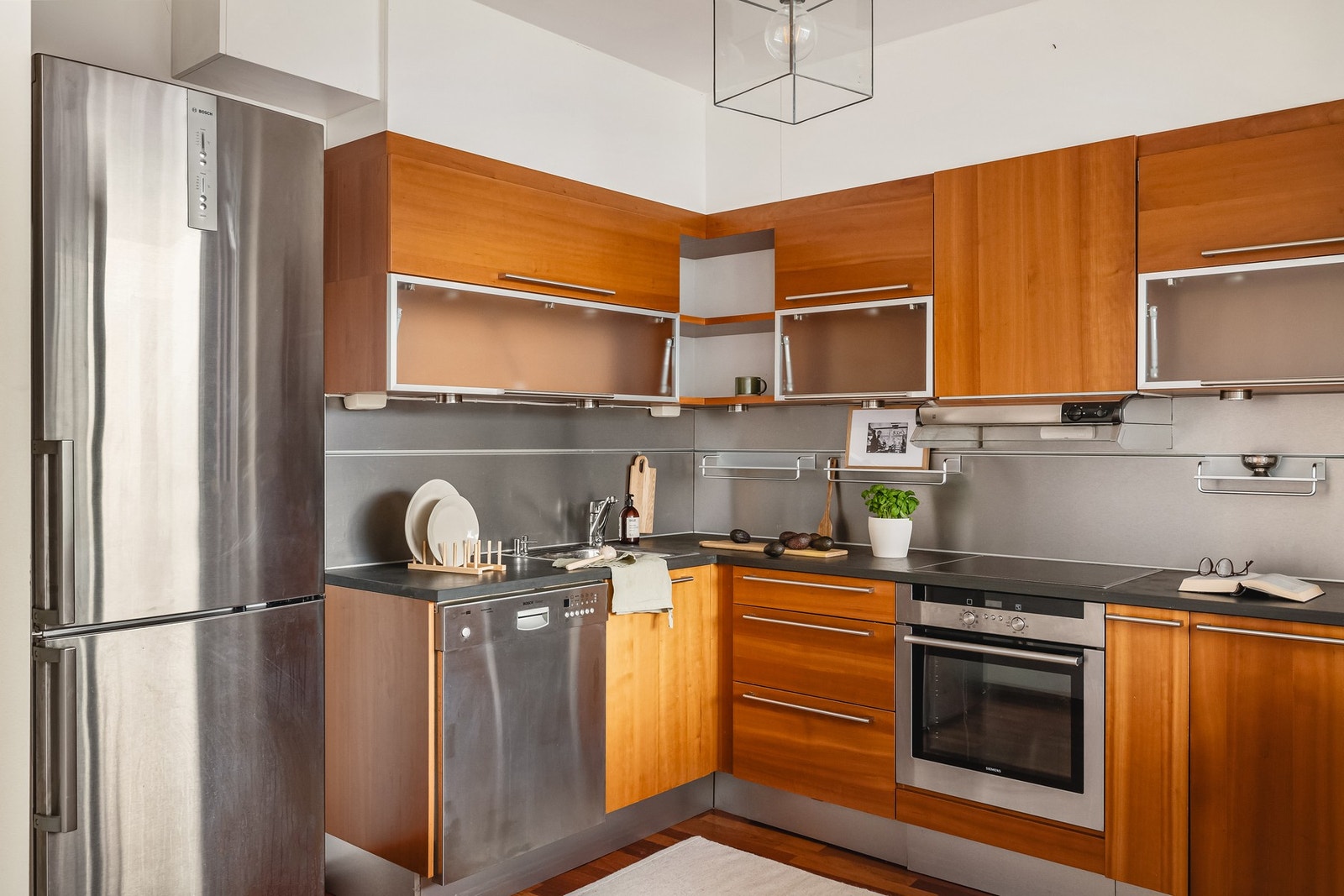 - Det er godt med skap- og benkeplass, nedfelt stålvask og integrerte hvitevarer, i tillegg til frittstående kjøleskap med frysedel - Galleribilde