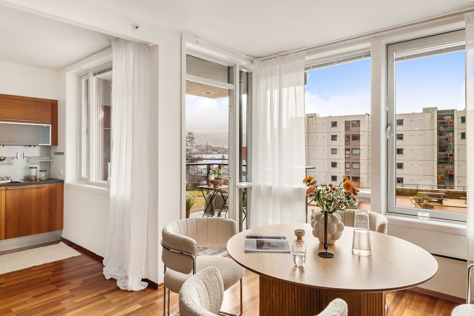 - Fra stuen er det utgang til en hyggelig, vestvendt og overbygget balkong - Galleribilde