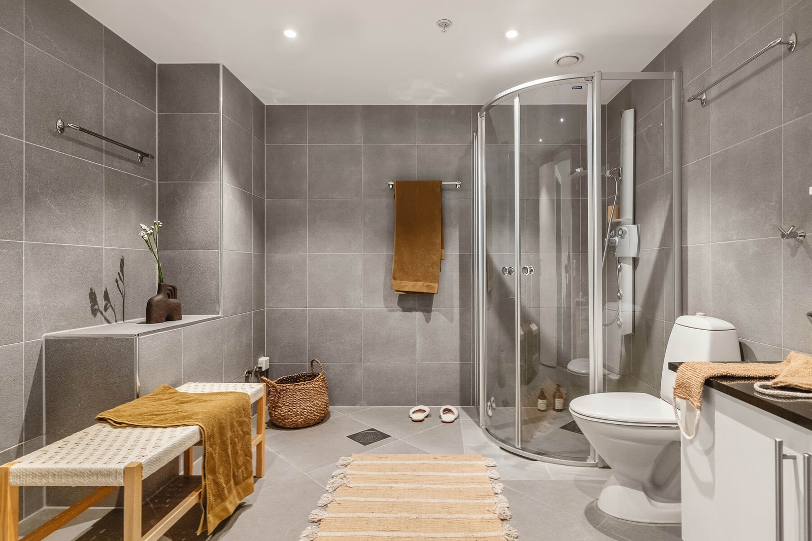 - Badet er romslig med sine 8,1 m² og fremstår lekkert med keramiske fliser og innfelte spotter i himling - Galleribilde