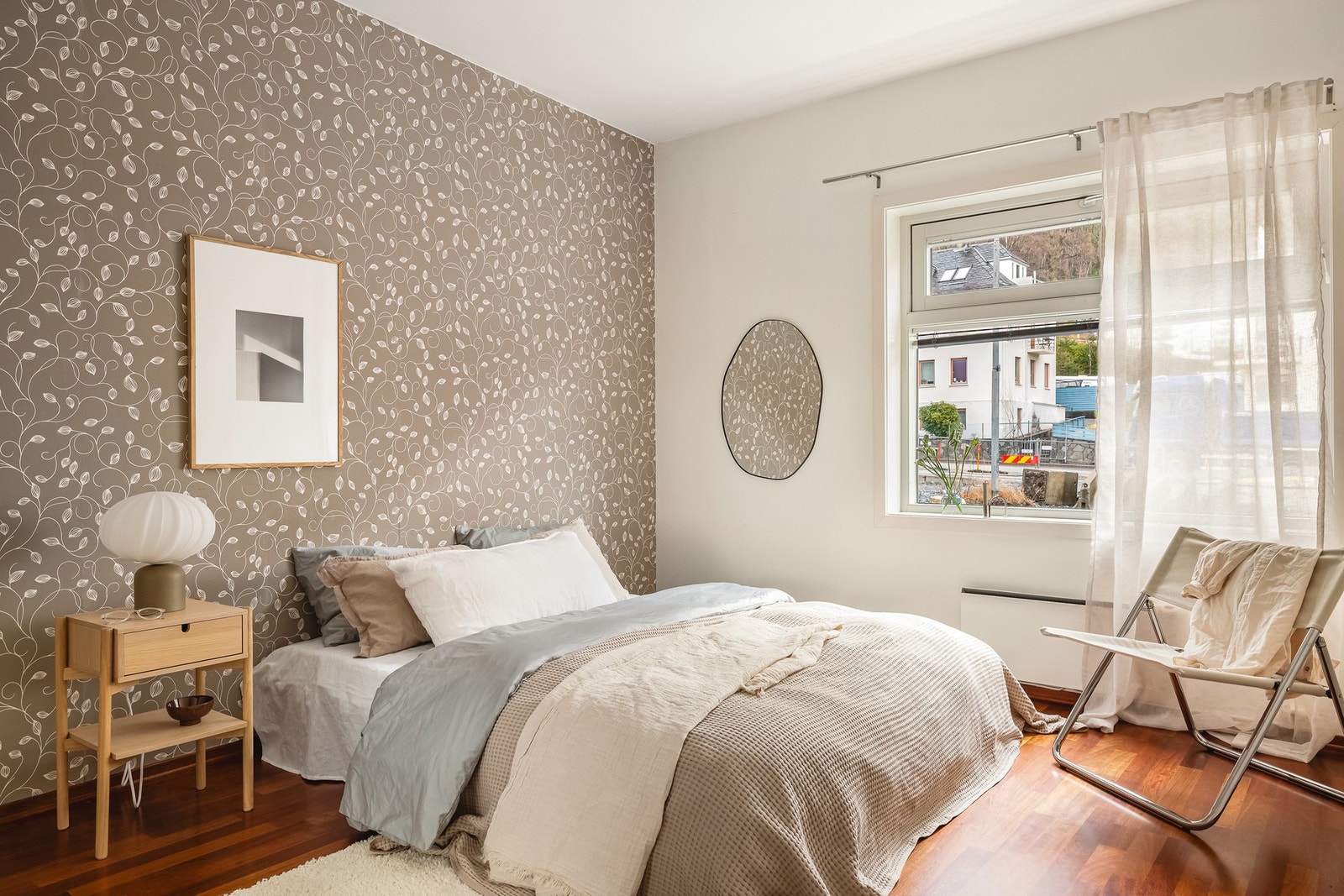 - Hovedsoverommet på 11,9 m² er romslig og har skyvedørsgarderobe med speilfront - Galleribilde