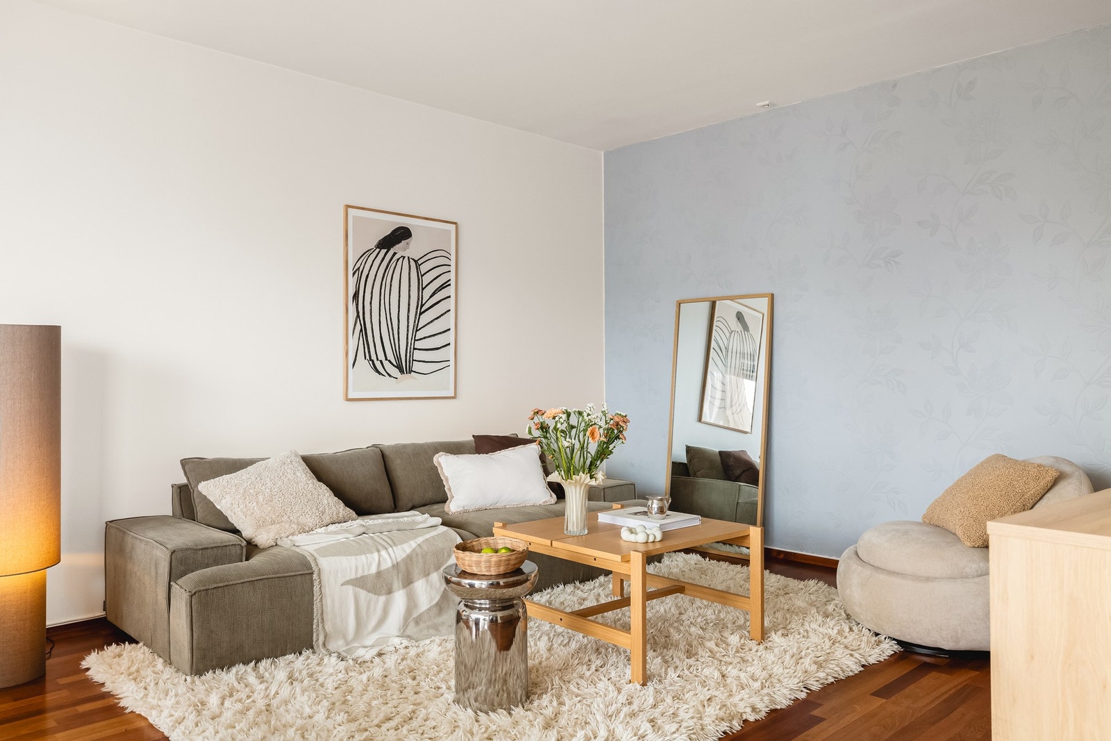 - Stuen og kjøkkenet utgjør et samlet areal på 34,2 m² og byr på en luftig og sosial sone med godt lysinnslipp - Galleribilde