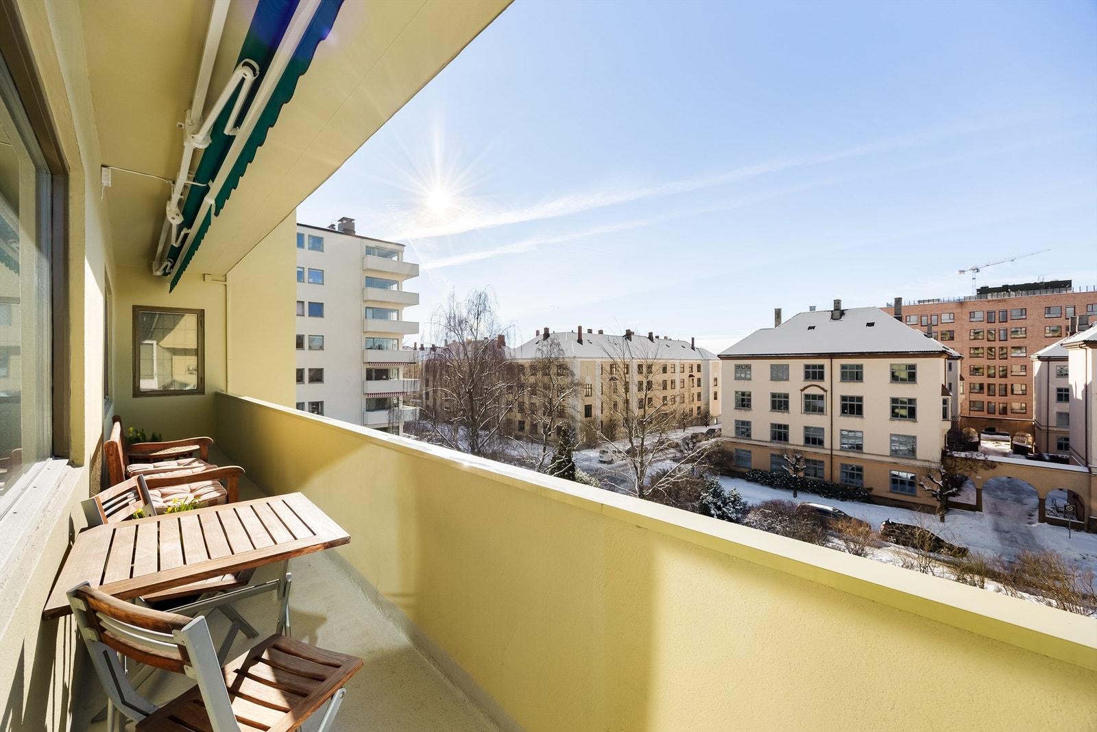 Her får du en stor, lys og gjennomgående 4-roms leilighet i byggets 4. etasje med heis. Foto: Marit Andersen Galleribilde