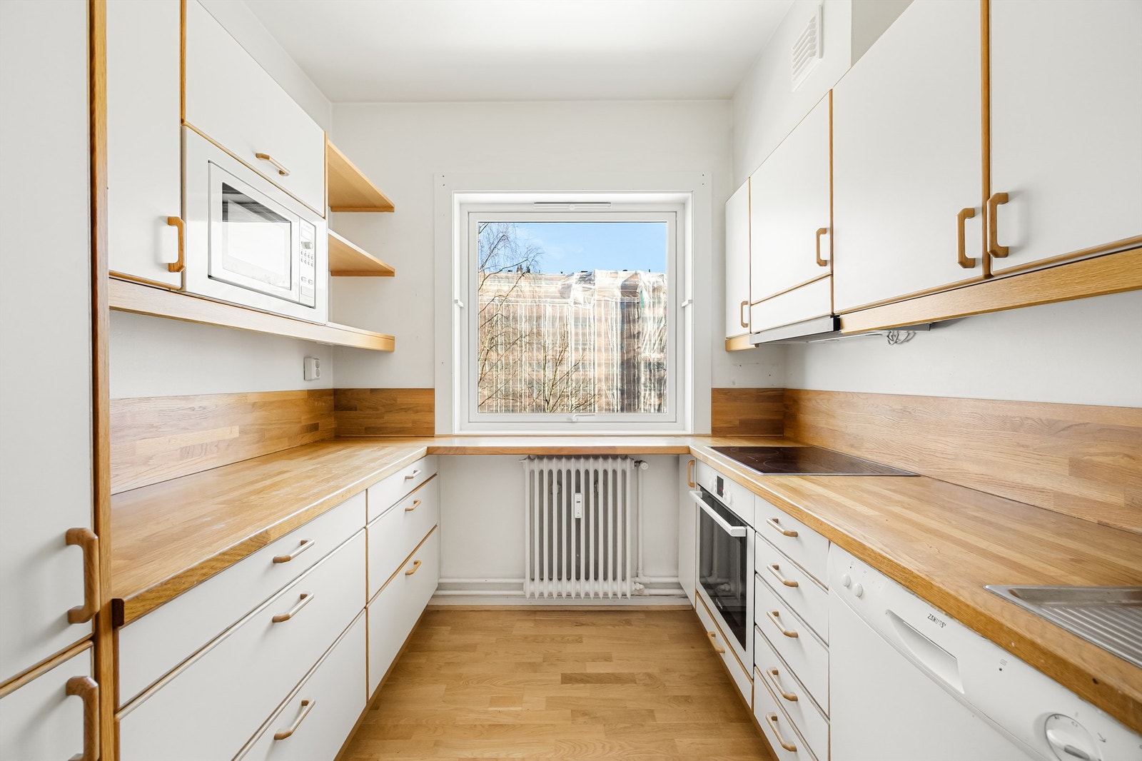 Det er integrerte hvitevarer som stekeovn, induksjonstopp og kjøleskap med frysedel. Hvitevarene medfølger salget. Galleribilde