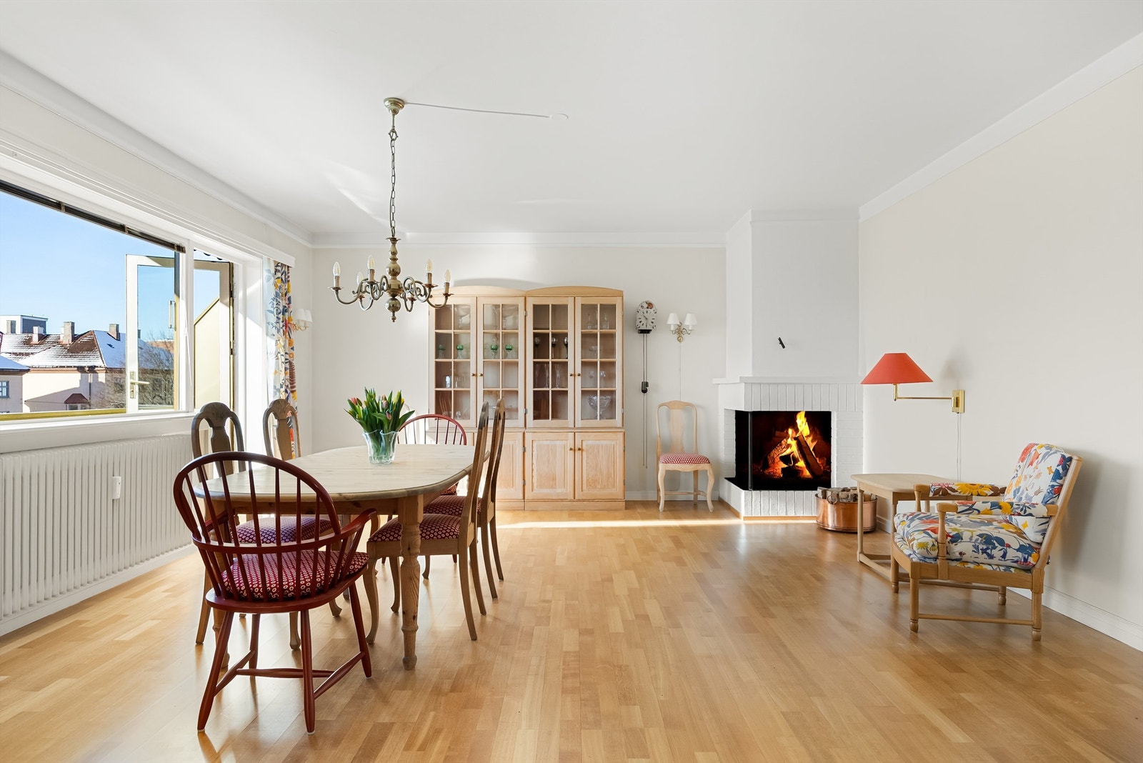 Stuen har en klassisk, åpen peis som skaper en varm og lun atmosfære. Galleribilde