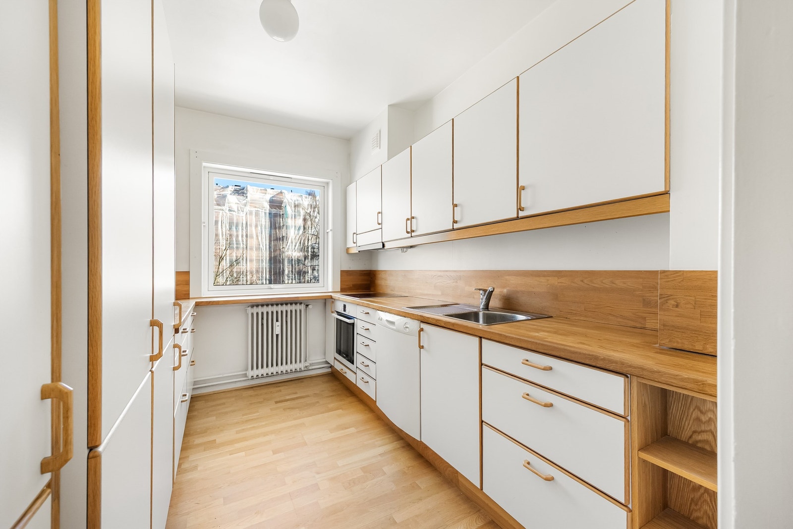 Hyggelig kjøkken med innredning fra Norema. Glatte/profilerte fronter med benkeplate i heltre og nedfelt oppvaskkum. Galleribilde