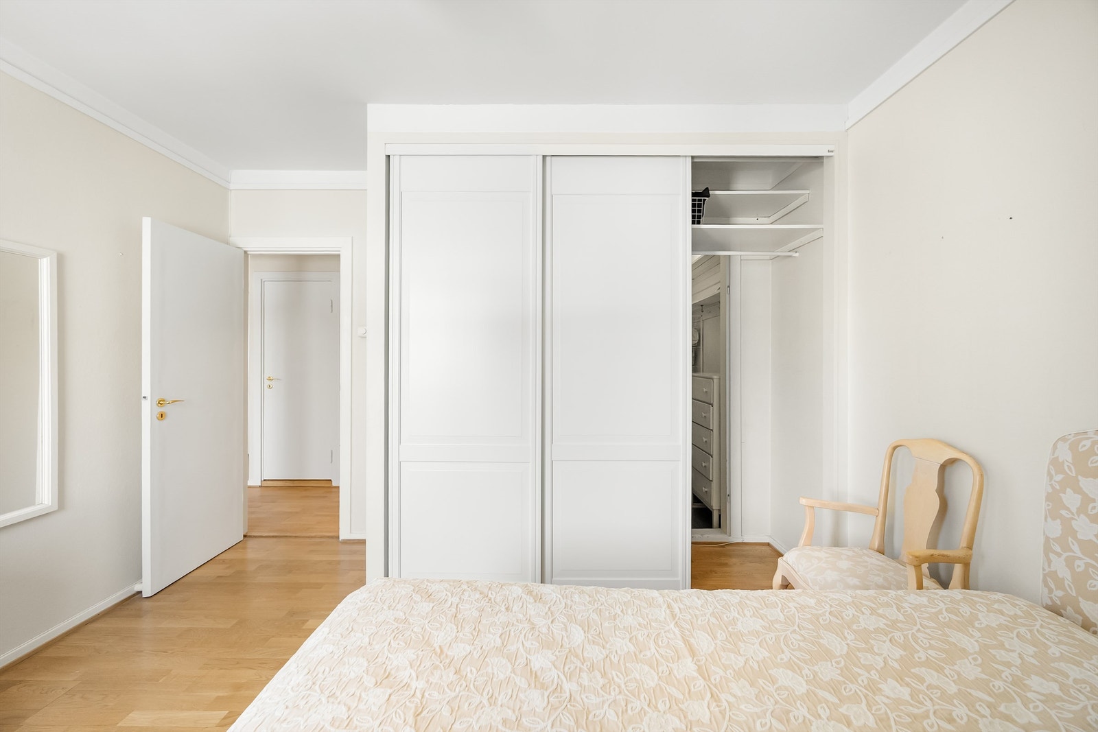 På soverommet er det en stor og praktisk skyvedørsgarderobe med adkomst til kleskott. Galleribilde