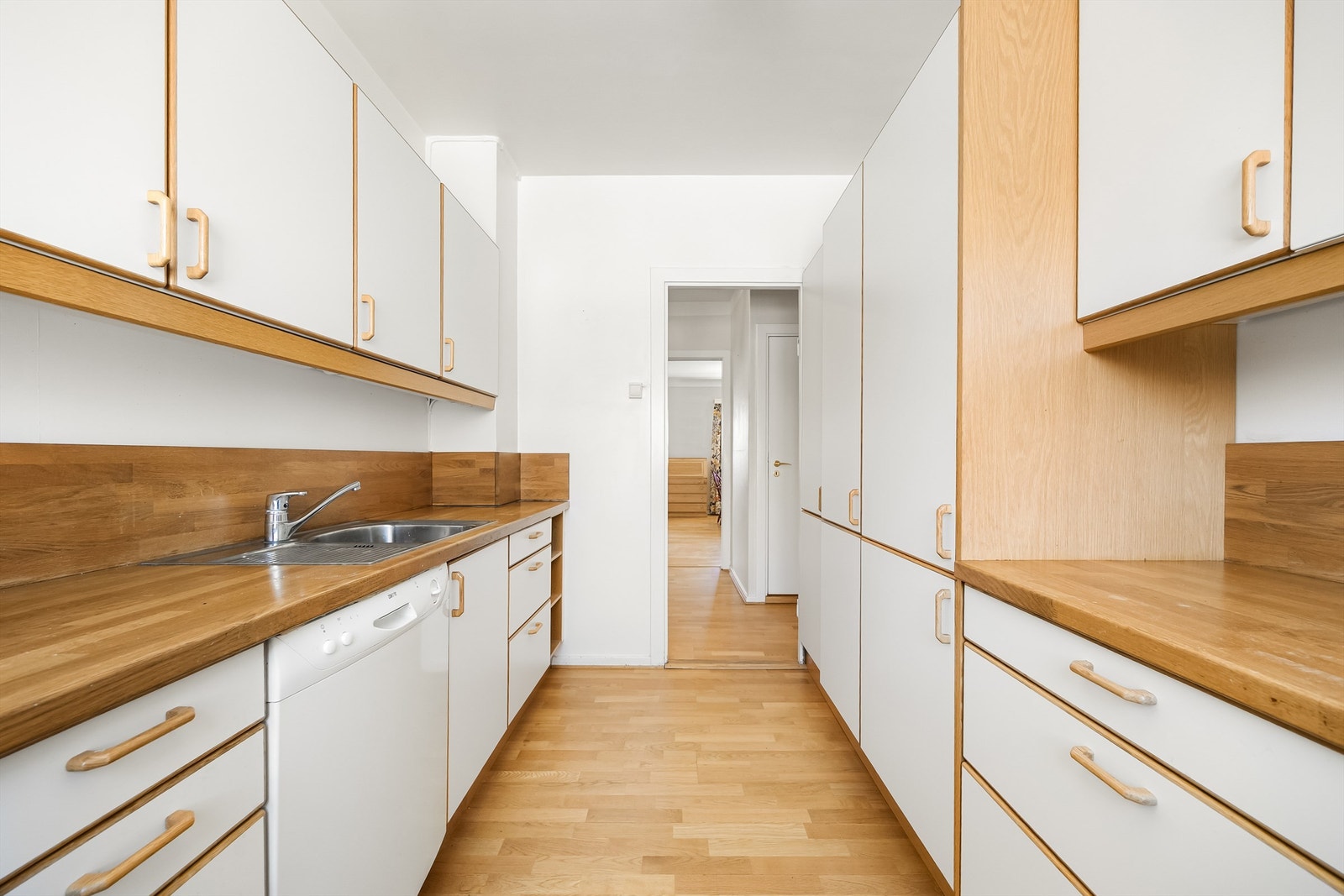 Videre er det frittstående oppvaskmaskin og integrert ventilator med avtrekkskanal. Galleribilde